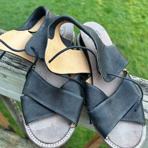 P monjo black leather sandals